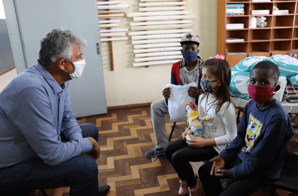 Presidente do Conselho de Administração da Dália Alimentos, Gilberto Antônio Piccinini conversa com as crianças