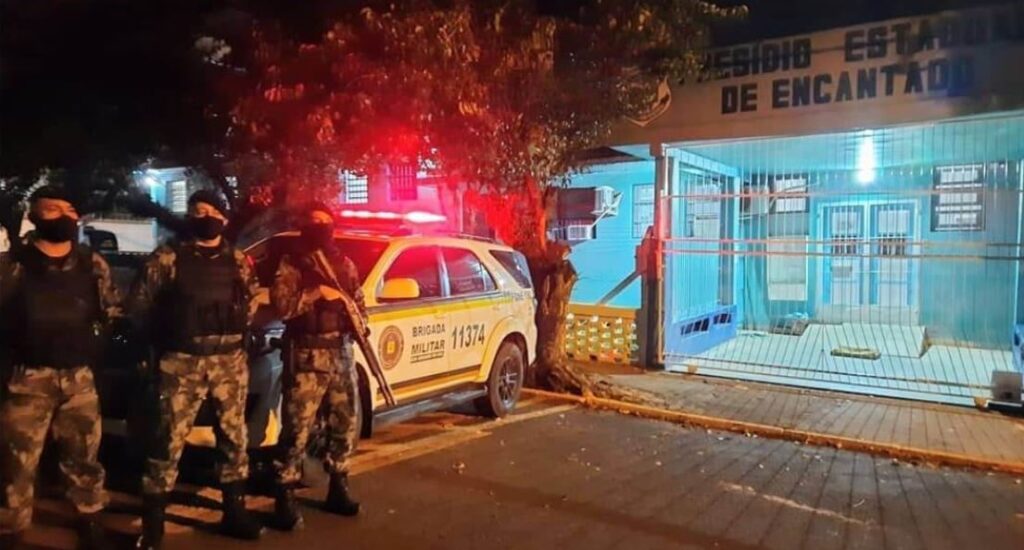 Força Tática do 22° em apoio ao efetivo de Encantado após princípio de rebelião no presídio local (Foto: Divulgação / Brigada Militar Instagram @brigada_militaroficial)