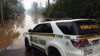 Força Tática e uma equipe do policiamento motorizado realizaram o salvamento.