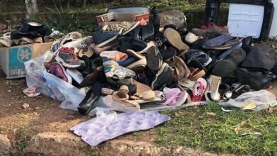 Roupas doadas pela comunidade foram encontradas espalhadas pelas ruas de Encantado
