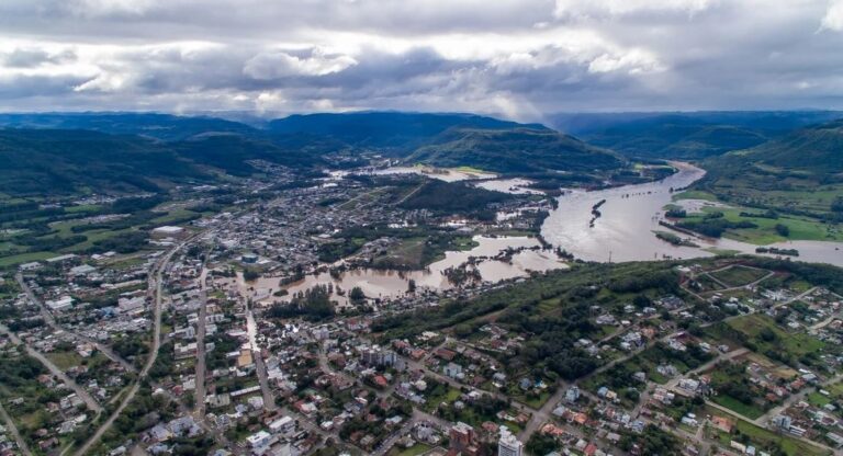 Governo do Estado vai ajudar todos os municípios impactados pela cheia do Rio Taquari, confirma Brum