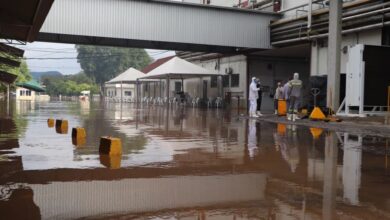 Pátio da unidade frigorifica totalmente inundado. Água invadiu casa de máquinas e equipamentos precisaram ser retirados às pressas / Fotos: Carina Marques
