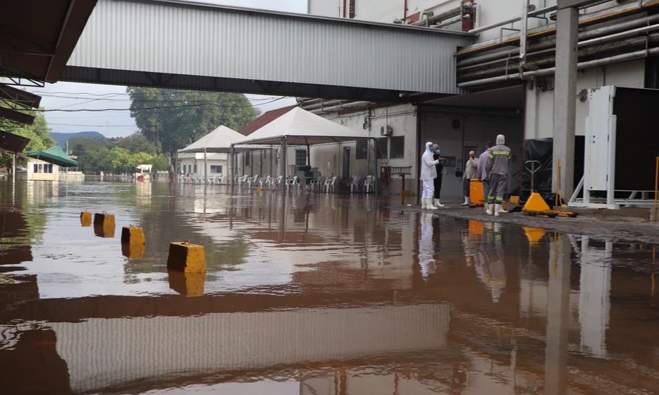 Pátio da unidade frigorifica totalmente inundado. Água invadiu casa de máquinas e equipamentos precisaram ser retirados às pressas / Fotos: Carina Marques