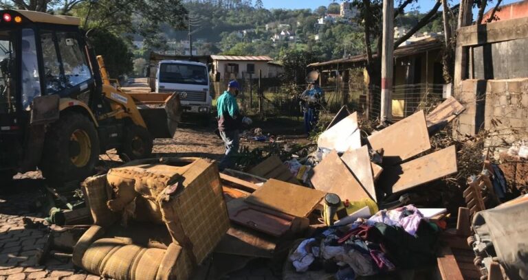 Encantado: Secretaria de Obras atua em dois turnos na limpeza dos bairros afetados pela enchente
