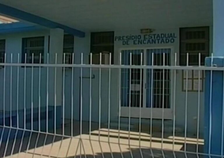 Homem é preso tentando arremessar drogas para dentro do presídio de Encantado