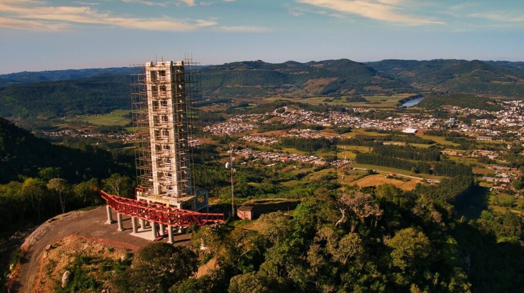 A obra do Cristo de Encantado, iniciada em julho de 2019, deverá estar concluída até maio de 2021.