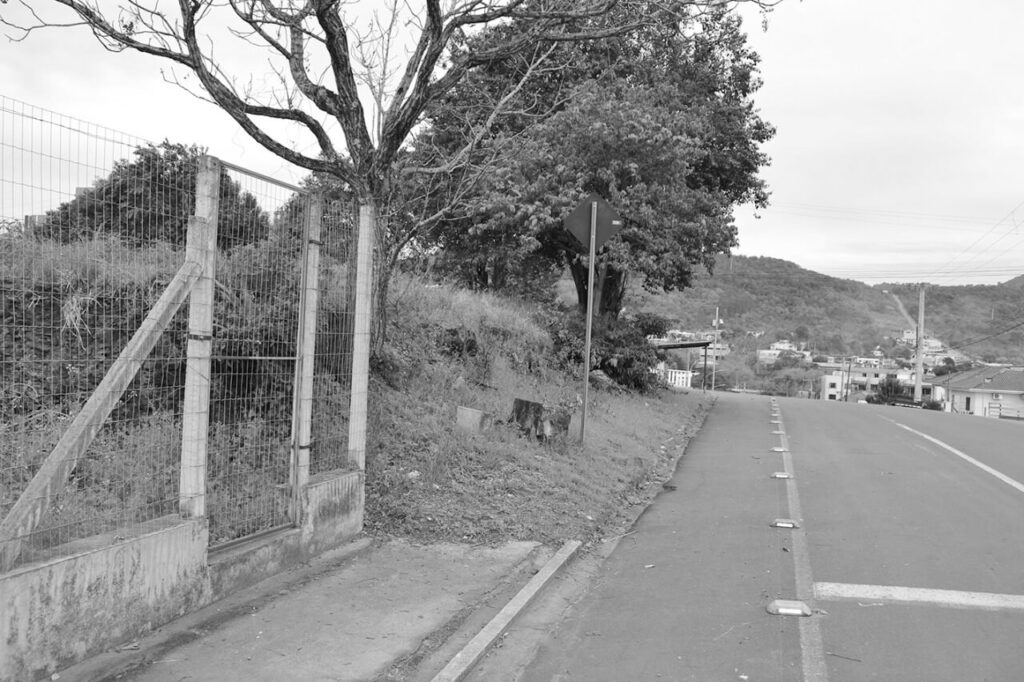 Calçadas obstruídas são risco para os pedestres. Encantado