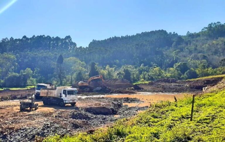 Nova Bréscia investe em terraplenagens