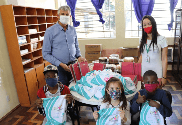 Dália doa material escolar e lanche a crianças de escola em Encantado