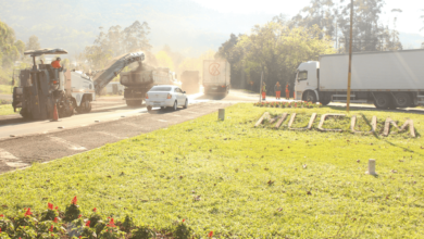 Operários realizam recapeamento asfáltico em trevo de acesso. Foto: Divulgação / Prefeitura Municipal