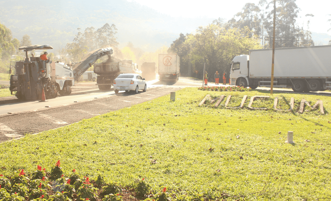 Operários realizam recapeamento asfáltico em trevo de acesso. Foto: Divulgação / Prefeitura Municipal