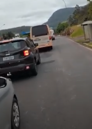 Trânsito lento no pedágio angustiou os motoristas.