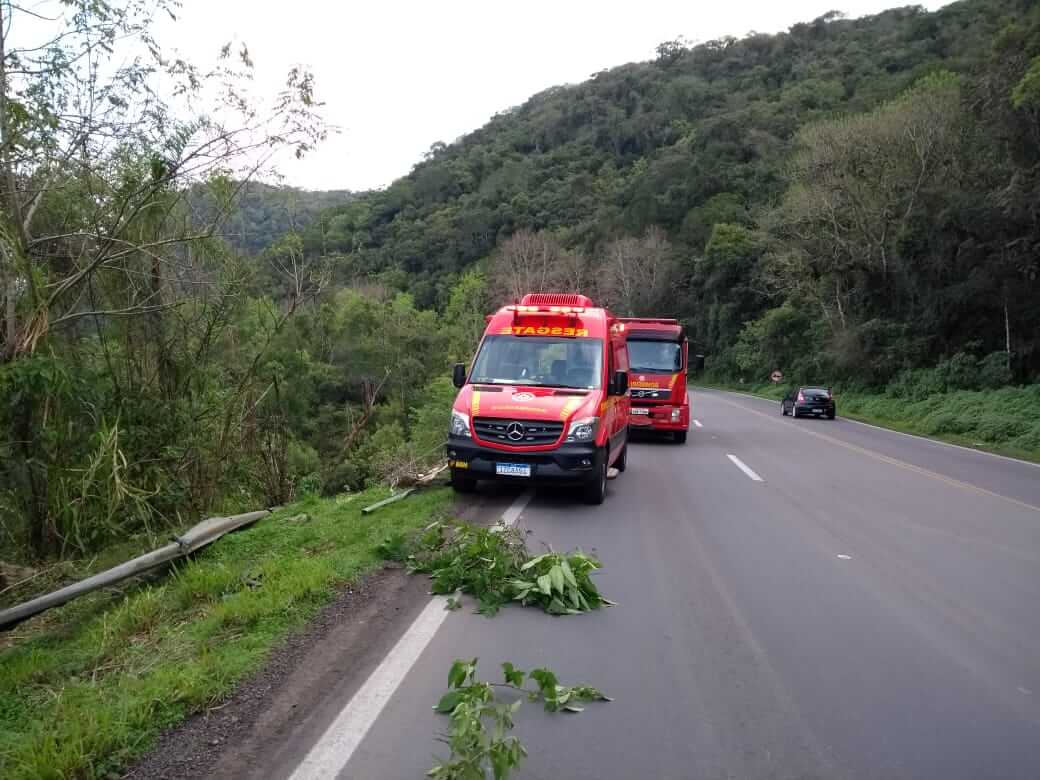 RS 129: Socorristas resgatam caminhoneiro que estava há um dia preso nas ferragens