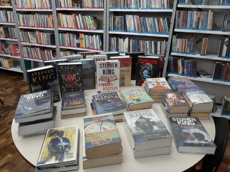 Encantadense doa coleção de livros para a Biblioteca Municipal