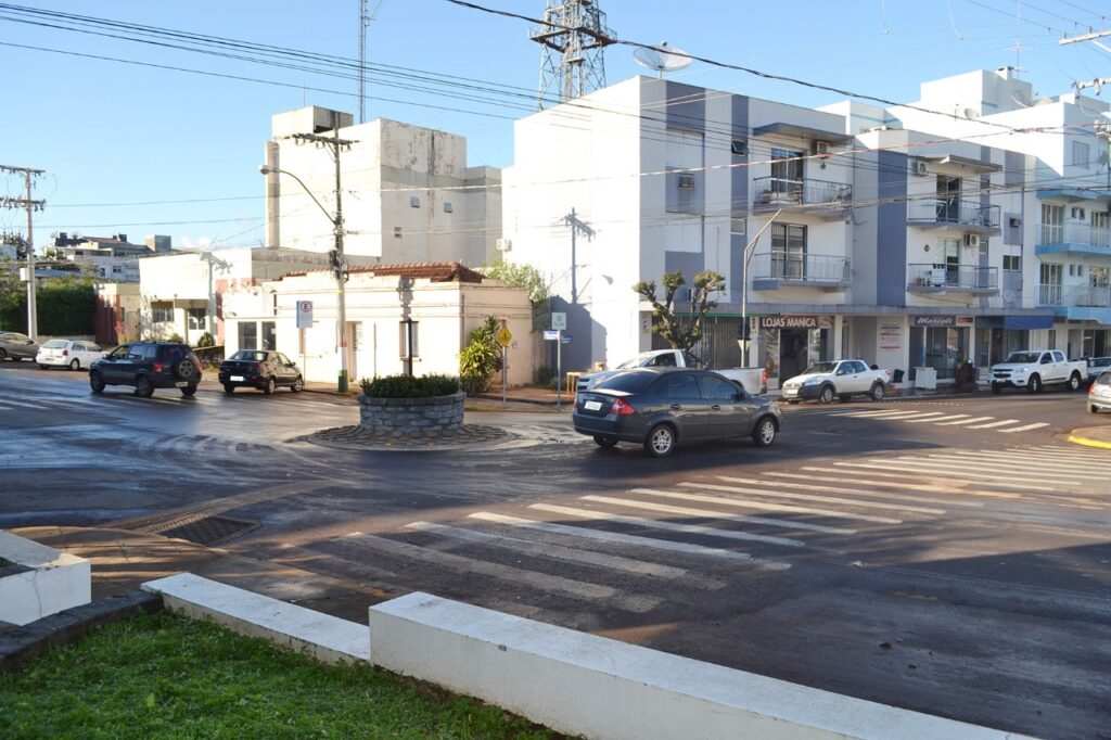 Mulher foi atropelada na rótula da ruas Duque de Caxias com a Tiradentes, na última segunda-feira, 21.