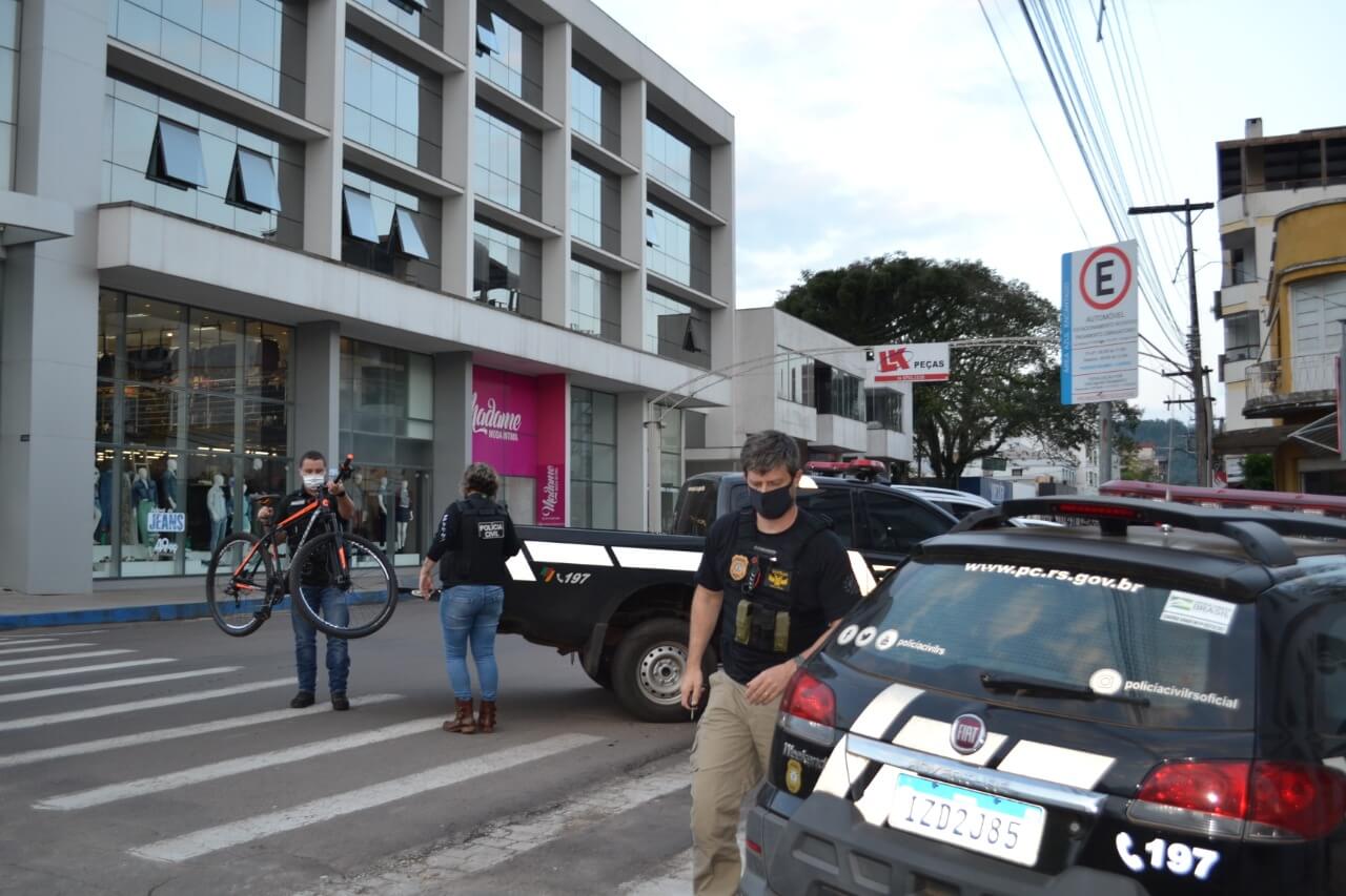 O cumprimento dos mandados de busca e apreensão foi uma ação conjunta entre a Polícia Civil e a Brigada Militar.