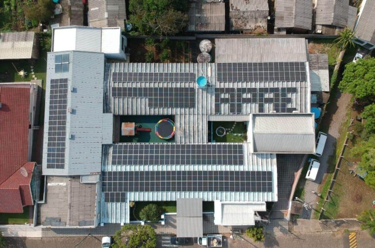 APAE de Encantado adota sistema de energia fotovoltaica; veja como funciona