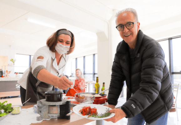 A culinarista Cátia Schnorr servindo costelinha suína Dália ao molho barbecue