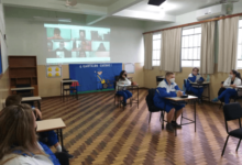 Iniciando ao ensino híbrido, com aulas acontecendo no formato presencial e virtual. As aulas estão sendo transmitidas ao vivo para os estudantes que estão em casa e todos podem participar em tempo real.