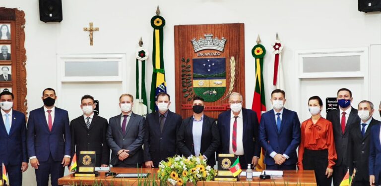 Encantado: Vereadores, Prefeito e Vice são empossados; Yê será a Presidente da Câmara