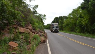 Perigo: condutores precisam desviar das pedras e parte do acostamento está obstruído