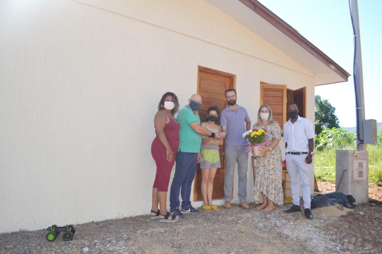 Americano doa duas casas para atingidos da enchente