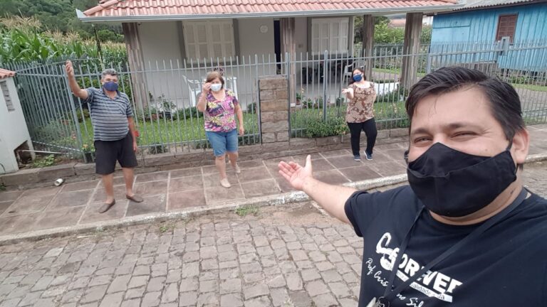 Projeto leva alegria, das calçadas até a casa dos idosos, através da dança em Relvado