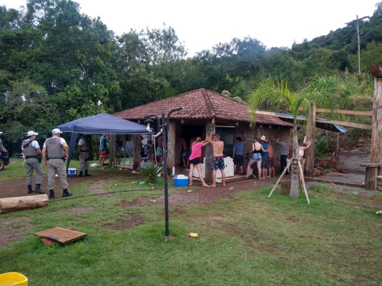 Polícia encerra festa e encontra drogas no Morro Gaúcho