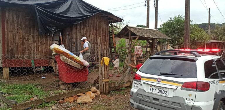 Ilópolis: Brigada Militar arrecada alimentos para família que teve a casa destelhada