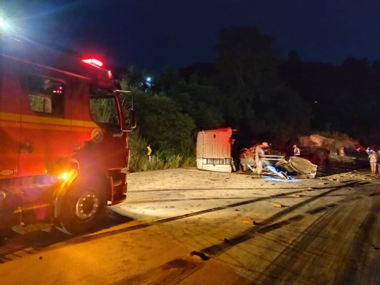 Caminhão tomba e motorista fica soterrado na carga de soja