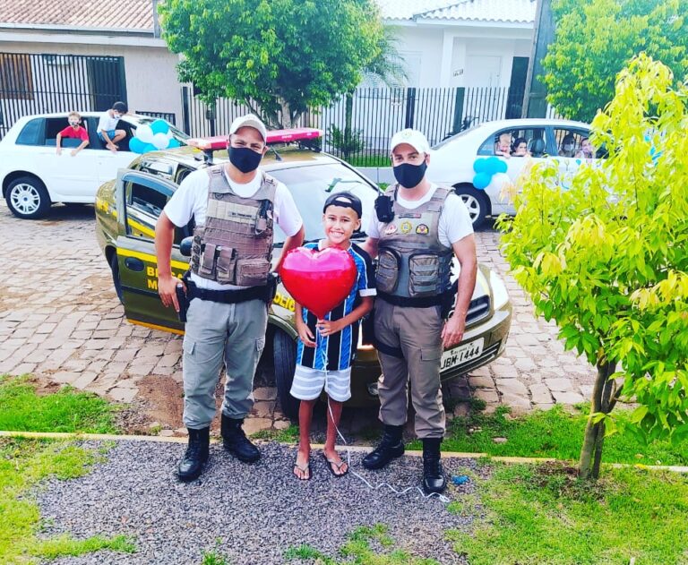 Menino com câncer recebe carreata de homenagem