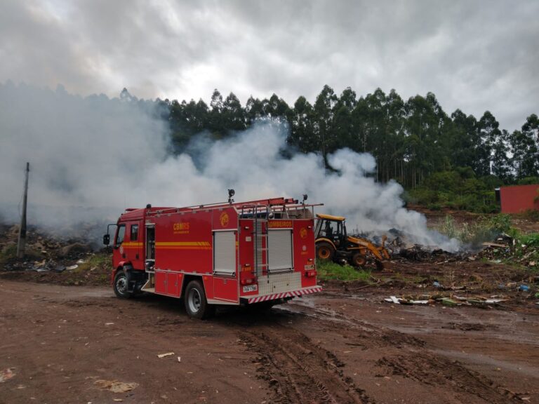 Corpo de Bombeiros apagou incêndio em aterro de lixo em Encantado