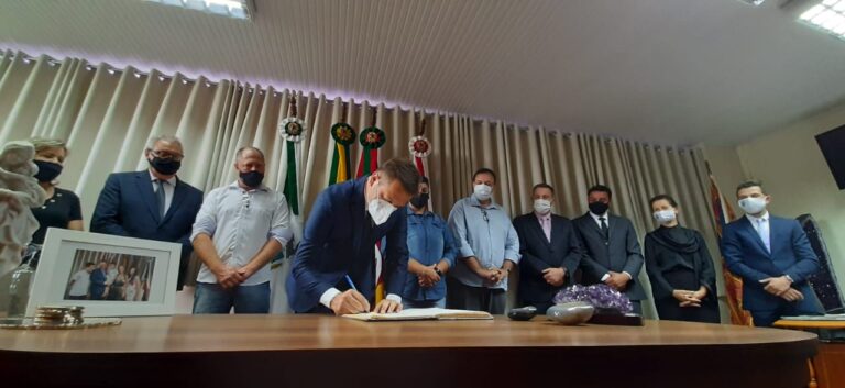 Jonas Calvi toma posse como Prefeito de Encantado