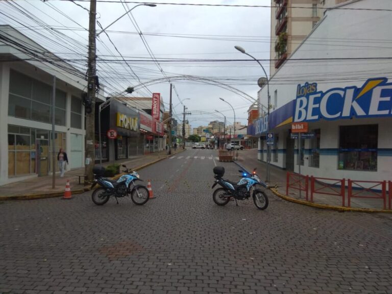 LAJEADO: Ruas amanhecem interrompidas e comerciantes se manifestam contra restrições