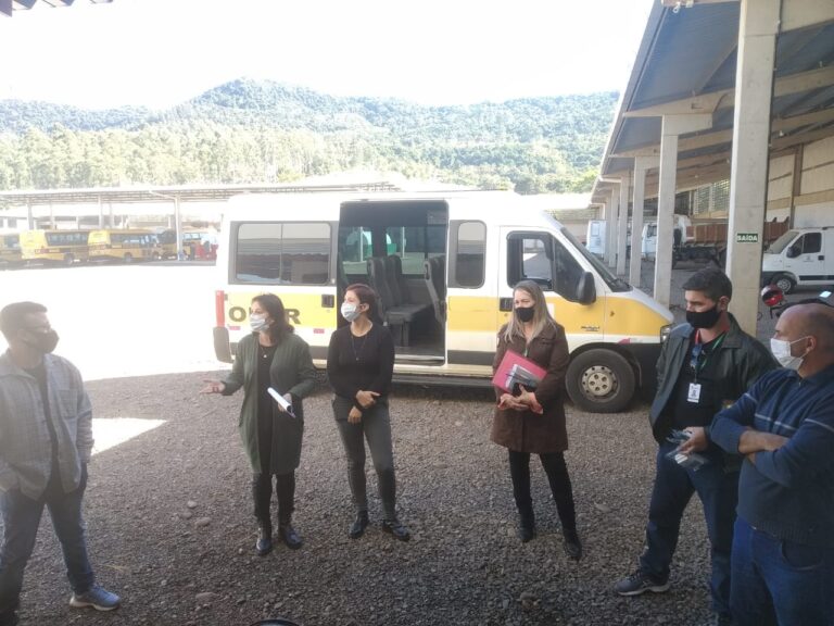 Veículos de transporte escolar são vistoriados para volta presencial das aulas