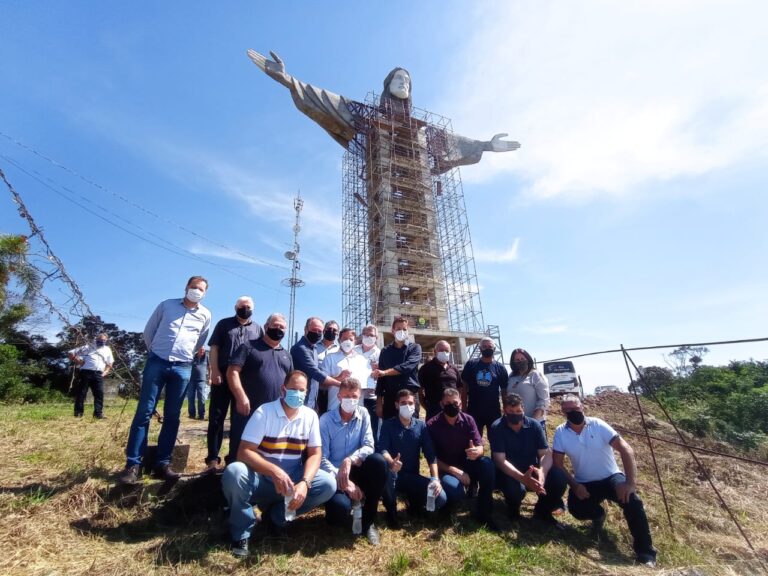 Secretário Estadual de Turismo visita obra do Cristo Protetor de Encantado