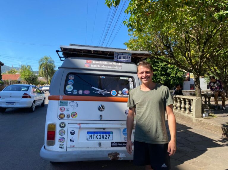 Exclusivo: Ele viajou, de Kombi, do Cristo Redentor (RJ) ao Cristo Protetor de Encantado (RS)