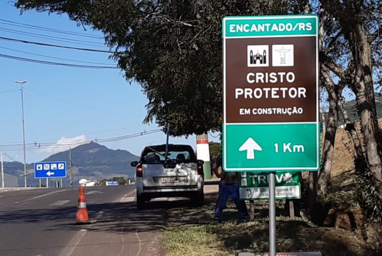 Prefeitura de Encantado instala novas placas que sinalizam a obra do Cristo