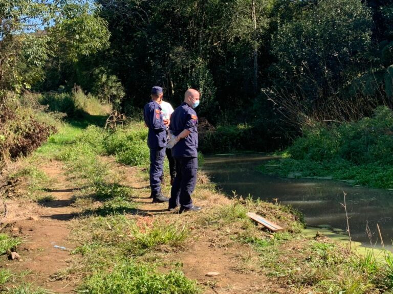 Homem com ferimento na cabeça é encontrado morto boiando em açude