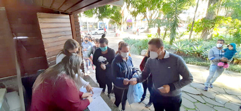 Famílias recebem produtos da agricultura familiar em Encantado