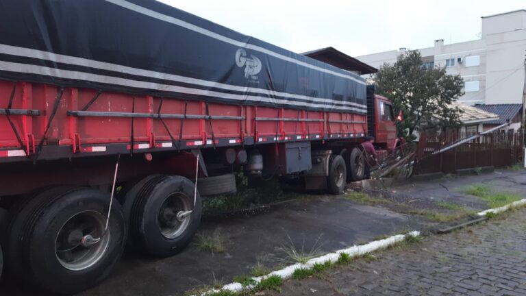 Carreta invade casa em Lajeado