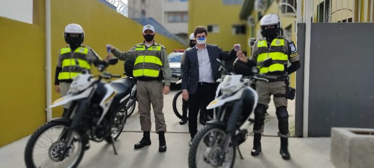 Brigada Militar recebe duas novas motocicletas para reforço do policiamento