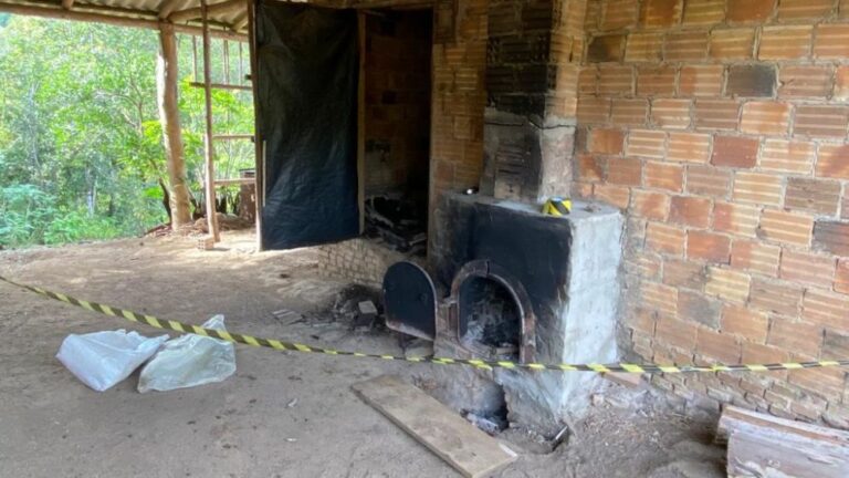 Mulher dopa marido e o queima em fogueira de fumo