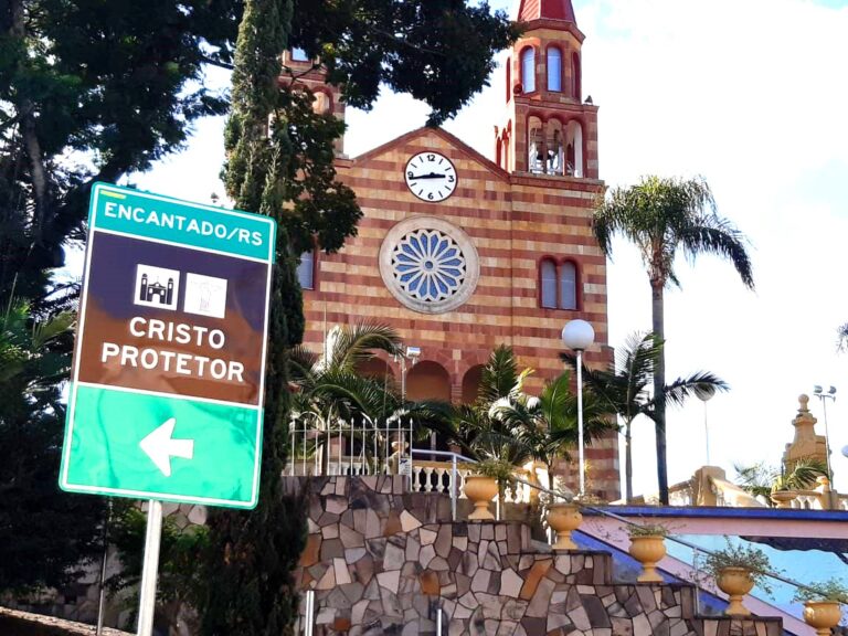 Prefeitura de Encantado instala novas placas de sinalização ao Cristo Protetor