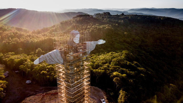 Aproveite o final de semana ensolarado para conhecer a obra do Cristo Protetor