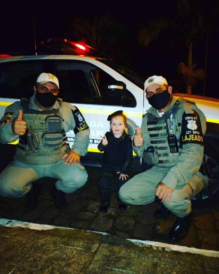 Policiais participam de festa de menina em Lajeado