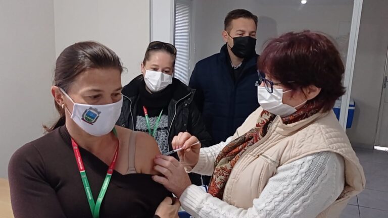 Encantado passa a vacinar pessoas com 47 e 48 anos nesta segunda-feira