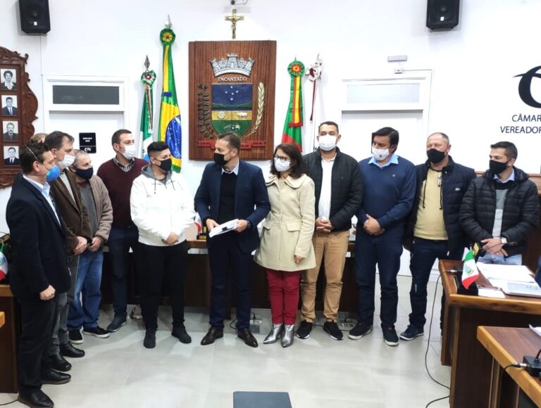 Prefeito de Encantado entrega à Câmara projetos para o futuro de Encantado