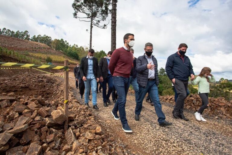 Eduardo Leite vistoria obra asfáltica entre Nova Bréscia e Coqueiro Baixo