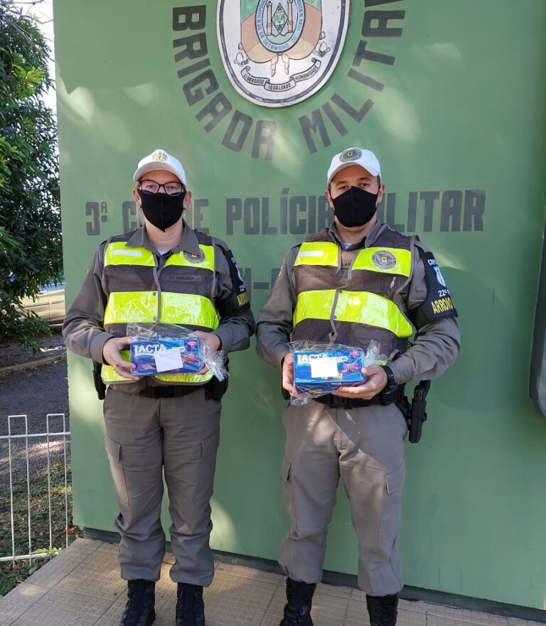 Mulher agradece e presenteia policiais que tentaram salvar sua mãe